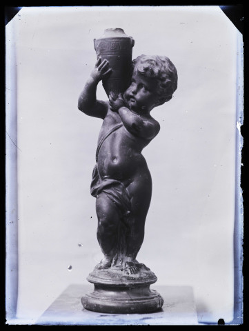 Putto portant une urne sur l'épaule photographié dans l'atelier