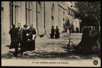 Les malades portés à la Piscine. [image fixe] , Dijon : Bauer-Marchet et Cie Dijon (dans un cercle), 1904/1912