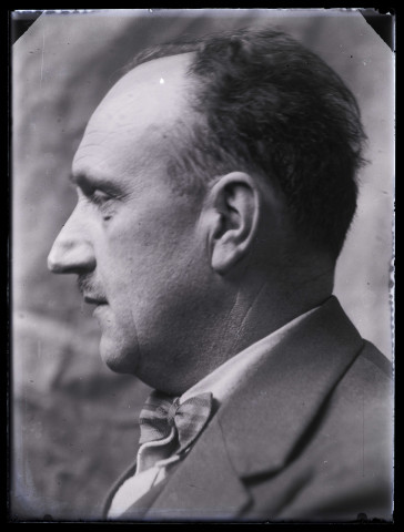 Portrait d'homme dégarni vu de profil gauche