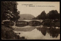 Besançon - Le Doubs au Pont de la République [image fixe] , Paris : B. F. " Lux " ; Imp. Catala Frères, 1922