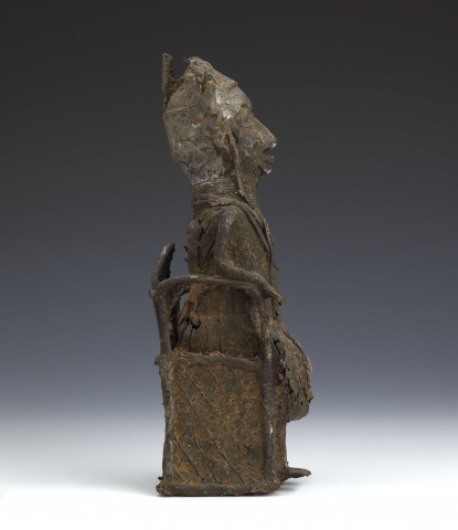 statuette d’Oba - sculpture, style Edo, Nigériastatuette d’homme assis sur un trône