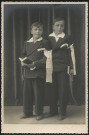 MAUVILLIER, J.. 2 garçons en tenue de communiants