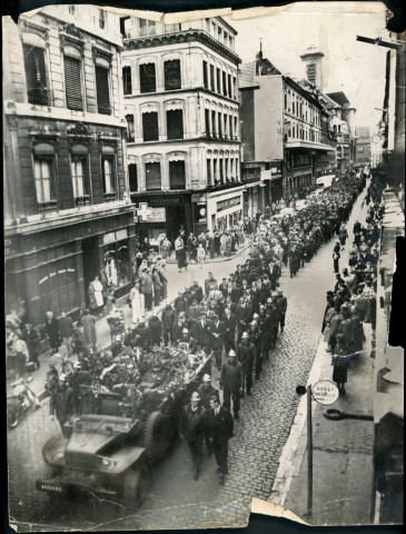 Sapeurs-pompiers de Besançon : - Service des incendies : ordre de service pour les pompiers et gardes-feu, 1er octobre 1809
(2 pièces cartonnées)
-Instructions pour l'officier chef de poste, 19 juillet 1870 (1 pièce cartonnée)
-Lettre de Mr le Général commandant la 7é division militaire à Mr le Maire de la ville de Besançon, 19 juillet 1870 (1 pièce cartonnée)
- Consigne, 29 janvier 1871 (1 pièce cartonnée en 2 exemplaires) -1844-1950 : matériel, consigne et réglement, assurances,...
(contient également : Souvenir de la kermesse du 2 juillet 1911 organisée au bénéfice de la Caisse de Secours et de Retraite du Bataillon, " J'tez nous des Ronds!! ", chansonnette mutualiste ...) Contrôle nominatif, 4 doc. non datés, ( 20é siècle) Caisse de secours et de retraite, 1907-1935, 1 reg. Rapport journalier : 13 août 1950 - 31 décembre 1950, 1 cahier gd format (voir aussi 3H 83 à 3 H 109) 1 photo, n. et bl., 21*29,7, s.d., cortège funèbre Rue de la République à Besançon, années '60 ?
