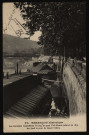 Les Baraques lavandières le long du quai Veil-Picard achevé en 1879. Au fond le pont de Canot (1877) [image fixe] , Paris : I. P. M., 1904/1918