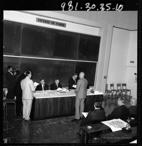 39MDT460 - Remise de la coupe chronométrique à Charles Bourgeaux en juin 1969 : négatif (noir et blanc).