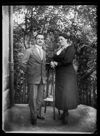 Couple posant sur une terrasse ou un balcon