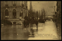Besançon - Inondations des 20-21 Janvier 1910 - Devant l'Hôtel des Bains - Le Général Gouverneur visitant les lieux sinistrés. [image fixe] , 1904/1910