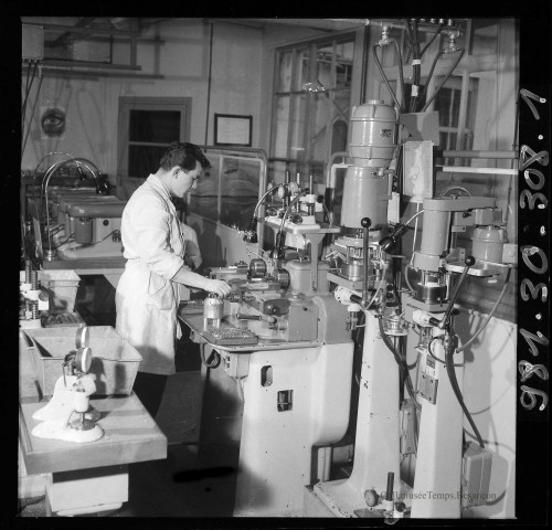 39MDT531 - Vue de l'entreprise rue des chalets, ateliers horlogerie et mécanique : négatif (noir et blanc).