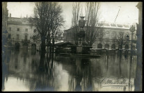 MAUVILLIER, Emile. Besançon. Inondations janvier 1910, place de la Révolution [carte postale d'après la photo PH 266]
