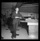 39MDT505 - Personnalités visitant Lip : négatif (noir et blanc).