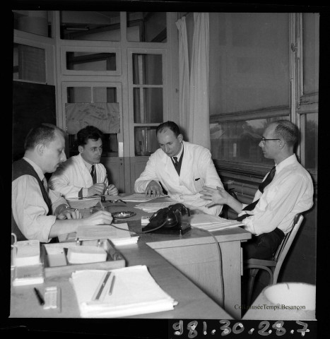 39MDT451 - Réunion de travail dans un bureau autour de Jean Laviolette : négatif (noir et blanc).