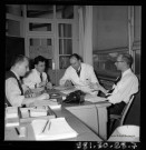 39MDT451 - Réunion de travail dans un bureau autour de Jean Laviolette : négatif (noir et blanc).