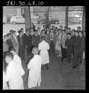 39MDT407 - Visite des locaux et exposition-vente de montres à l'attention du personnel : négatif (noir et blanc).