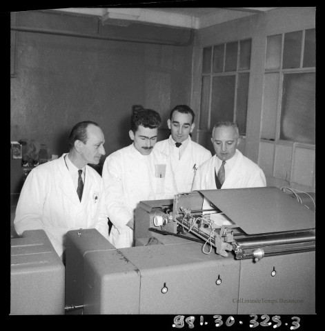 39MDT527 - Visite de Fred Lip dans les ateliers et vues rapprochées des machines outils : négatif (noir et blanc).