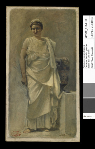 Femme vêtue de blanc à l'antique, la main gauche posée sur une urne