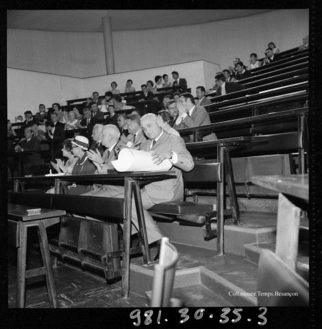 39MDT460 - Remise de la coupe chronométrique à Charles Bourgeaux en juin 1969 : négatif (noir et blanc).