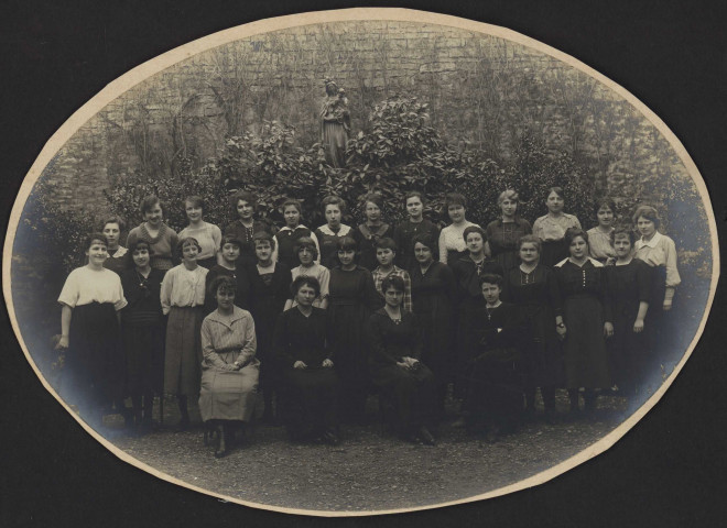 Personnel et élèves de l'école ménagère Jeanne d'Arc : photographie de groupe noir et blanc [1905-1921].
