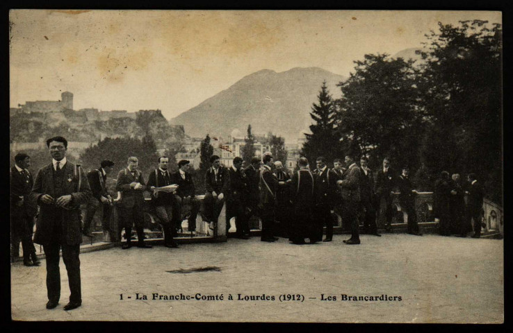 La Franche-Comté à Lourdes (1912) - Les Brancardiers. [image fixe] , 1904/1912