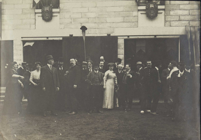 Photographie de groupe devant le nouveau local du SNB de Port-Joint aux Près-de-Vaux.