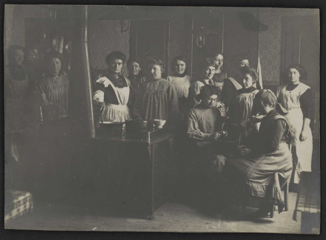 Cours de cuisine : photographie en noir et blanc [1912].