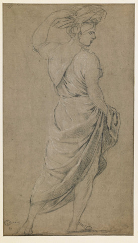 Femme drapée marchant vers la droite, avec une corbeille sur la tête