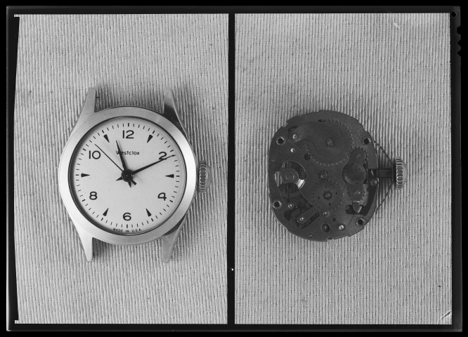 39MDT242 - Intérieur et extérieur d'une montre West Clox : négatif (noir et blanc).