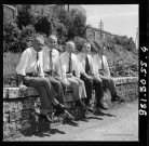 39MDT418 - Fred Lip et quatre cadres de l'usine, rue de la Mouillère, sur un muret de pierre au bas de la rue : négatif (noir et blanc).