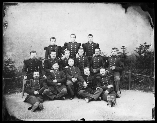 Portrait d'un groupe de militaires dans un jardin