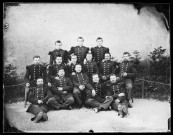 Portrait d'un groupe de militaires dans un jardin