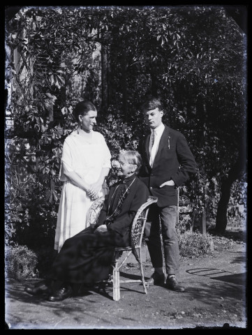 Louise Hertig et son fils James adolescent, posant autour d'une femme âgée assise, dans un jardin