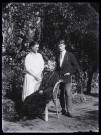 Louise Hertig et son fils James adolescent, posant autour d'une femme âgée assise, dans un jardin