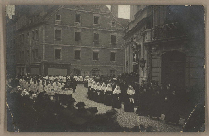 [Funérailles de l'Archevêque de Besançon - Fulbert Petit]. [image fixe] , Besançon : Teulet , 61 Grande Rue, Besançon, 1904/1909