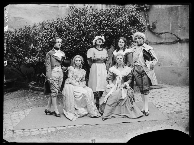 2024.0.56 - Jeunes femmes en costume du 18ème siècle