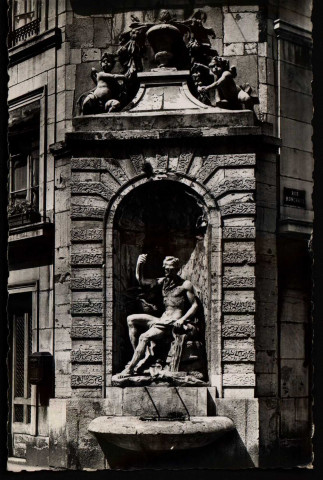 Besançon - Besançon (Doubs) - Fontaine Ronchaux. [image fixe] , Dole : Edition et Photo E. PROTET, 15 rue du Parlement - Dôle (Jura), 1930/1958