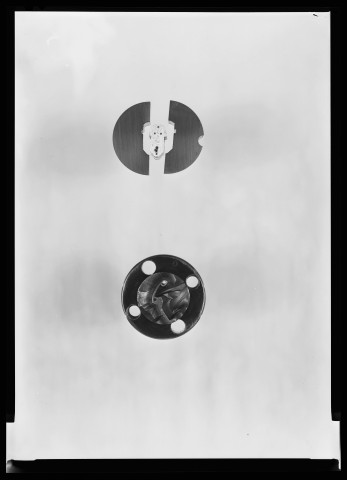 39MDT308 - Pièces détachées d'horlogerie : négatif (noir et blanc).