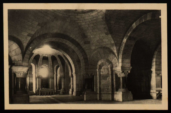 Besançon. - Basilique des Saints Férréol et Ferjeux - Intérieur de la Crypte - Vue sur Autel [image fixe] , Besançon, 1930/1984