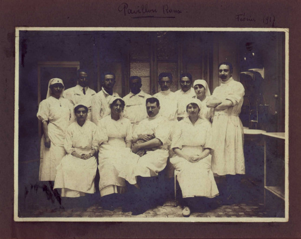 Hôpital Saint-Jacques de Besançon entre 1914 et 1919 : photographies (services du pavillon Roux, salle de pansement Sainte-Elisabeth, pavillon Pasteur, salle d'opération Saint Charles, cour de l'hôpital, Salle Saint Maurice).