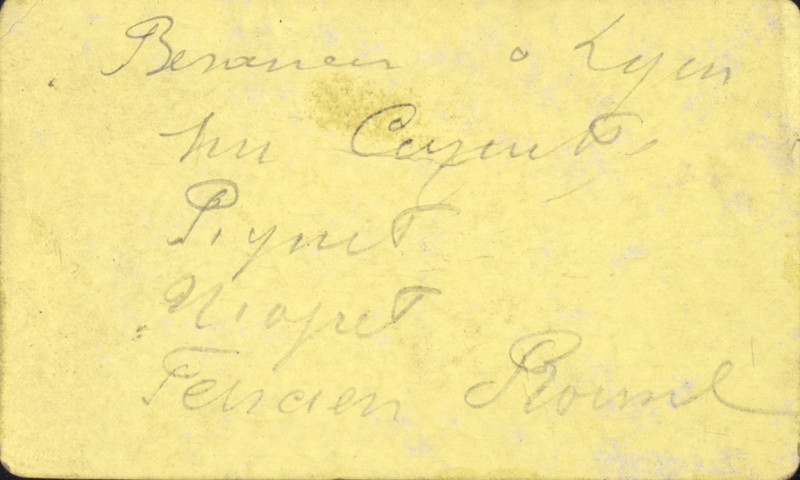 Photographie de quatre canotiers avec leurs embarcations ; près du hangar en bois des Près-de-Vaux.