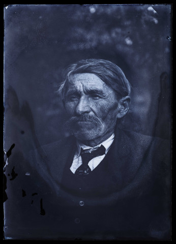 Portrait d'homme âgé photographié dans un jardin