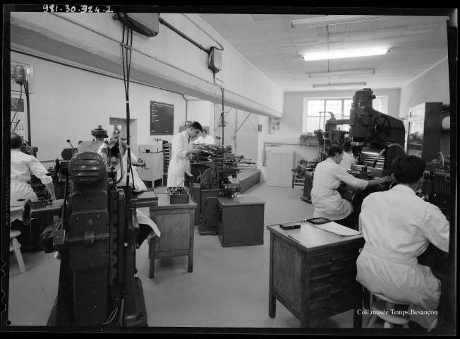 39MDT489 - Atelier de presse avec ouvriers au travail, usine de la Mouillère? : négatif (noir et blanc).