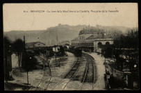 Besançon - Besançon - La Gare de la Mouillère et la Citadelle. Vue prise de la Passerelle [image fixe] , 1904/1910