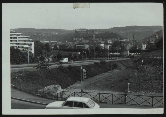 Quartier Battant - Vue de l'avenue Foch Vue de l'avenue Foch, vue de la tour de la Pelote (2 pièces). Photo M. Tupin, 1970-1990, Photographie