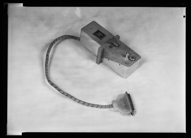 39MDT310 - Outillage, appareil de mesure : négatif (noir et blanc).