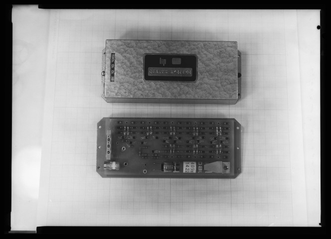 39MDT152 - Pendulette et dispositif à quartz : négatif (noir et blanc).