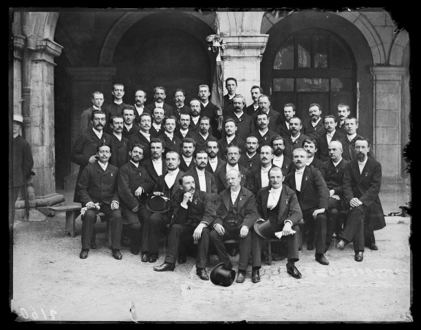 Portrait d'un groupe d'hommes