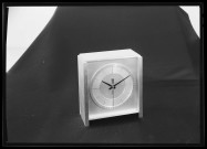 39MDT142 - Pendulette à quartz Europe numéro 7 : négatif (noir et blanc).