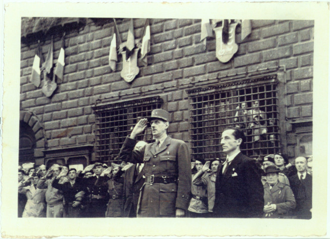 Manifestations après la Libération de Besançon.- Obsèques du Commandant Jean Cornet, organisation : note du capitaine Deschamps, adjoint au gouverneur militaire (1944 ?). Voyage du Général de Gaulle, organisation : note, photographie (23 septembre 1944).