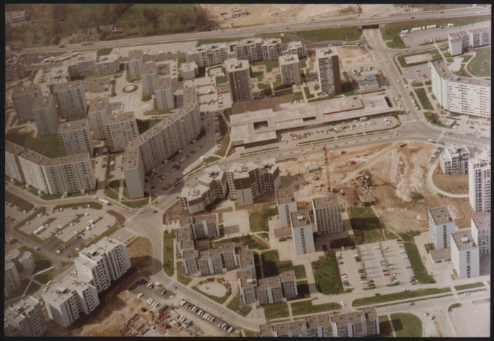 Quartier de Planoise - Vues de bâtiments du secteur des Epoisses (7 pièces). Photo M. Tupin, 1970-2000, Photographie