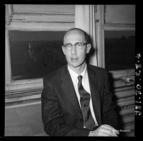 39MDT451 - Réunion de travail dans un bureau autour de Jean Laviolette : négatif (noir et blanc).