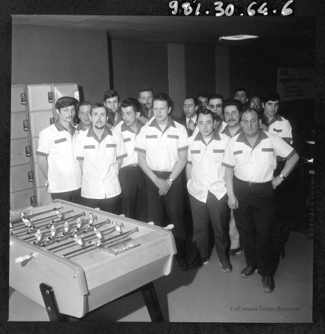 39MDT401 - Personnel de l'usine Lip, activités de loisirs (bowling, baby-foot) : négatif (noir et blanc).